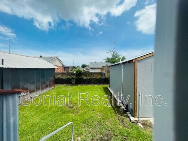 Building Photo - 2129 Mandolin St