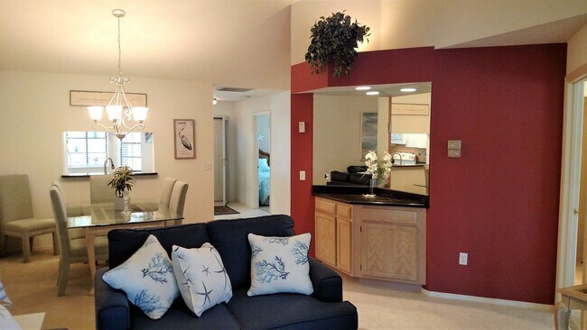 Building Photo - Seasonal Short-Term 2-Bedroom 2-Bath Condo located in Englewood!