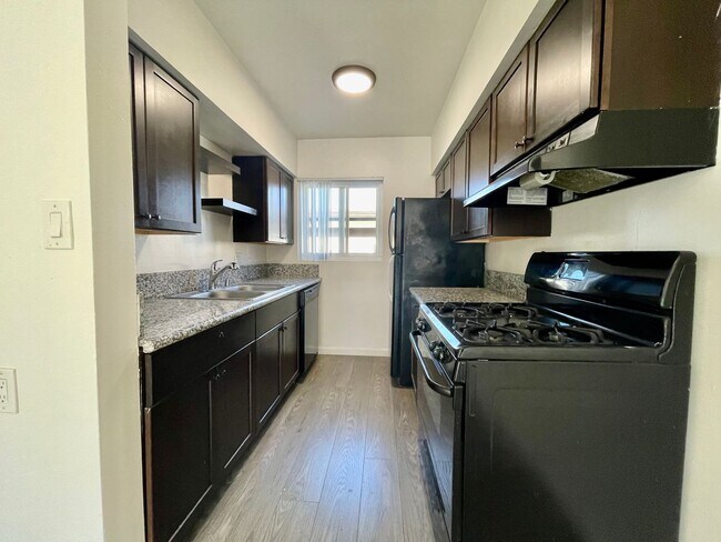 Building Photo - Bright 2 bed 1 bath in Pacific Beach