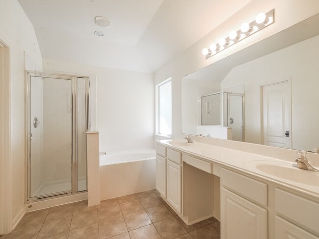 Building Photo - 15310 Cypressedge Ct