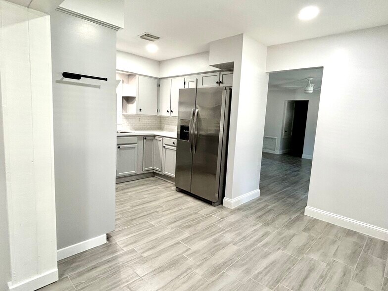 Building Photo - 487 Overstreet Ave