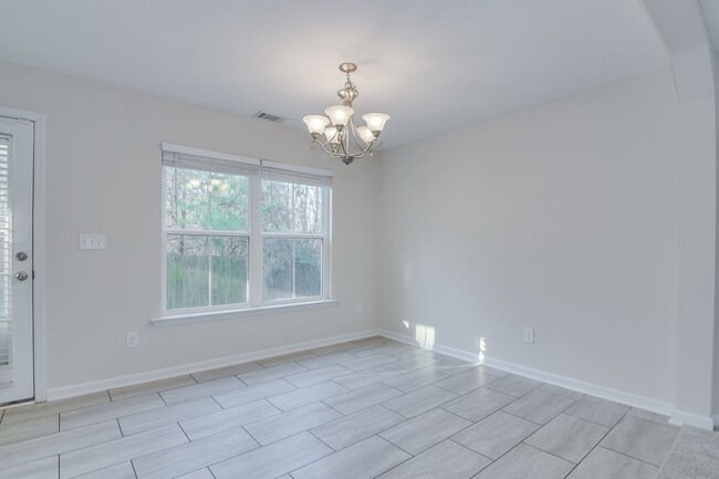 Building Photo - 703 Sycamore Ct