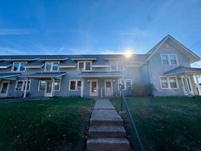 Building Photo - Updated 2BR Townhome Across from Stephens Park