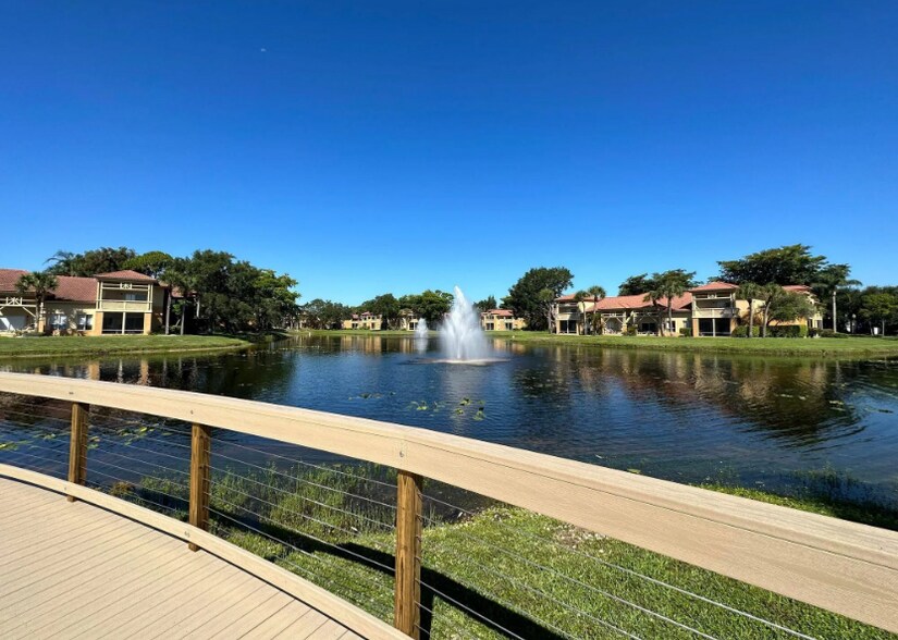 Building Photo - 4863 Via Palm Lks