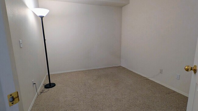Building Photo - Bothell / Woodinville 2 Bedroom Townhome with Den and AIR-CONDITIONING