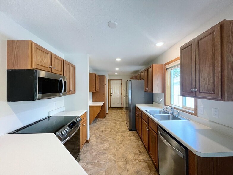 Building Photo - 805 W Southview Ct
