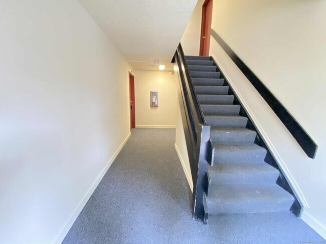 Building Photo - 7 Padanaram Rd