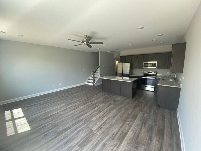 Building Photo - Spacious 3BR Townhome with Modern Finishes & Lawn Care Included!