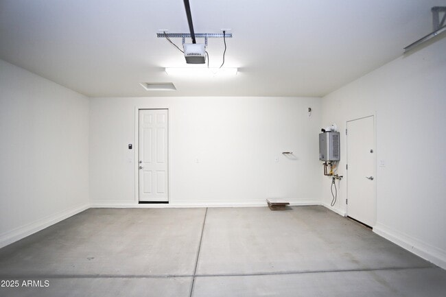 Building Photo - 976 W Finch Dr