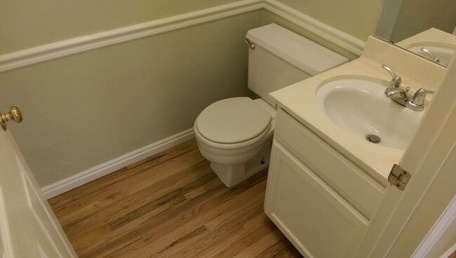 Building Photo - Great Town Home in Fantastic Location