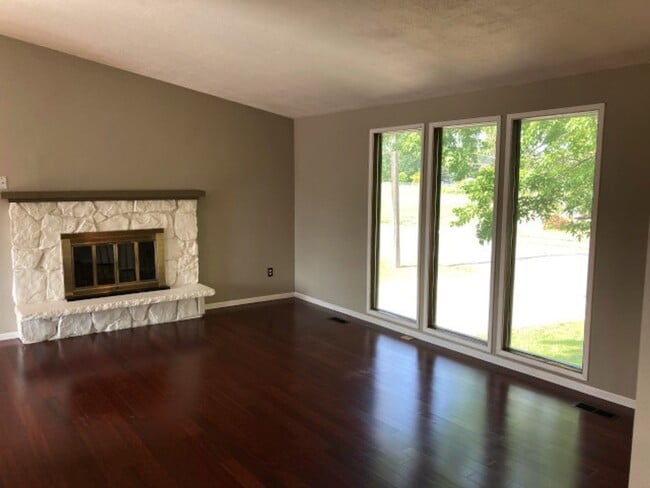 Building Photo - Green Acres Split Level