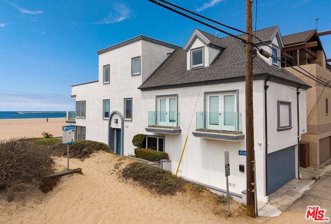 Building Photo - 6419 Ocean Front Walk