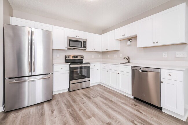 Building Photo - 2213 Maybrook Dr