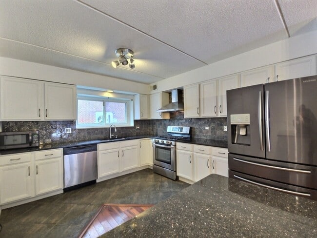 Building Photo - 8710 W Evelyn Ln