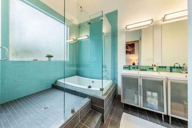 Building Photo - Gorgeous Fully Furnished Home in Brentwood...