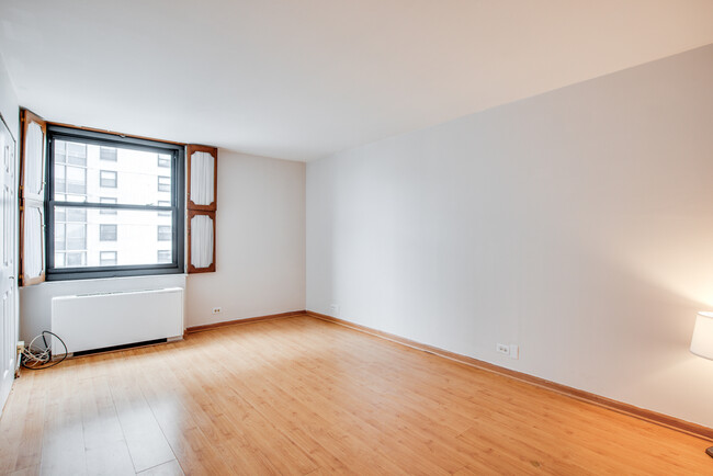 Building Photo - 5701 N Sheridan Rd