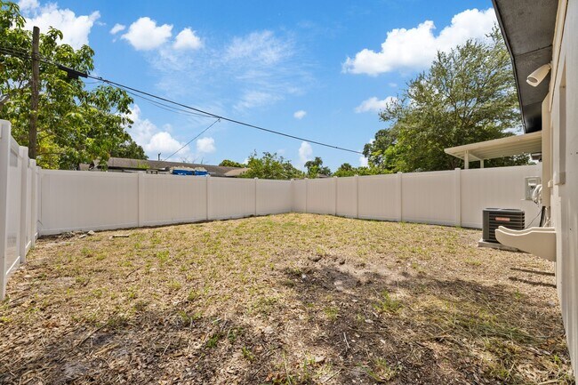 Building Photo - 2706 W Tampa Bay Blvd