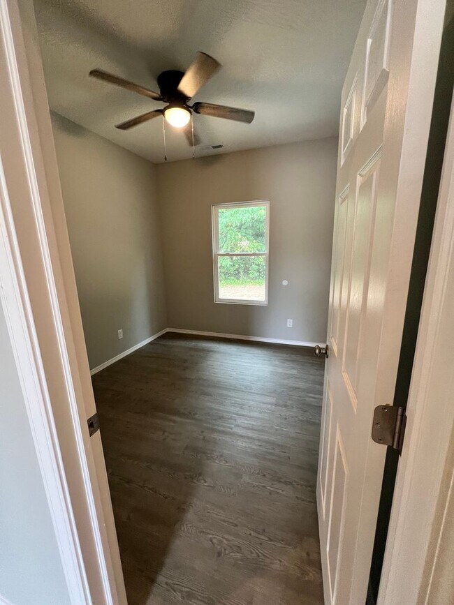 Building Photo - 4 bedroom 2 bath Bolivar MO