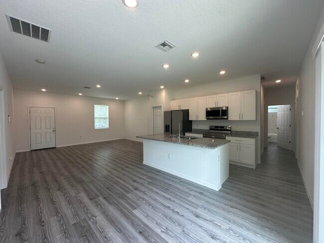 Building Photo - 466 Tobias St