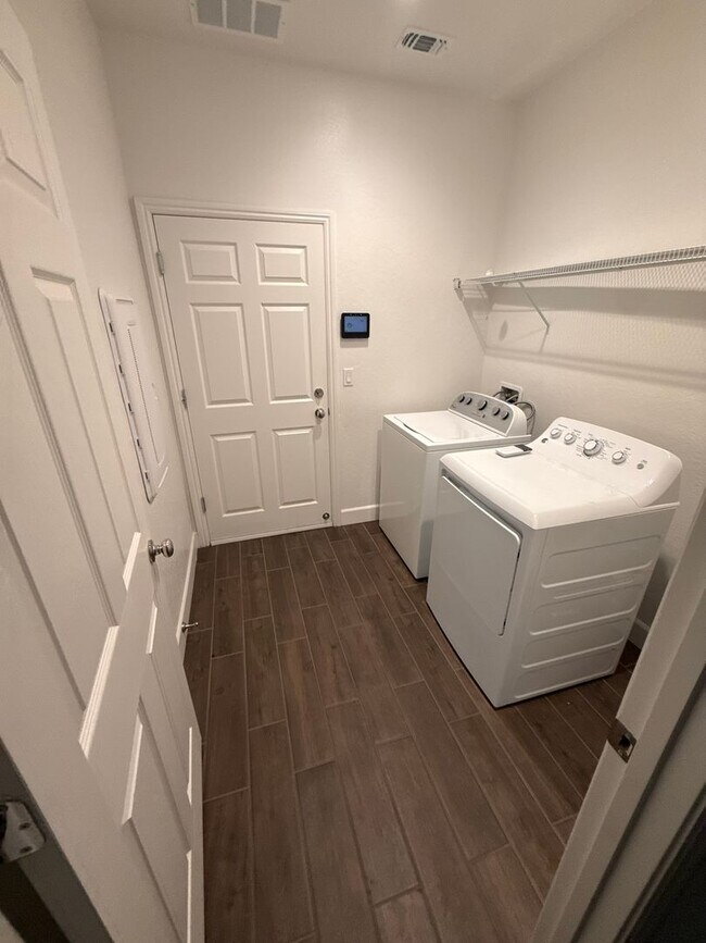 Building Photo - Stunning 4-Bedroom Family Home – Available Now!