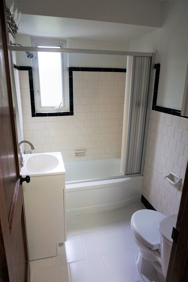 Building Photo - 3147 Glendale Ave