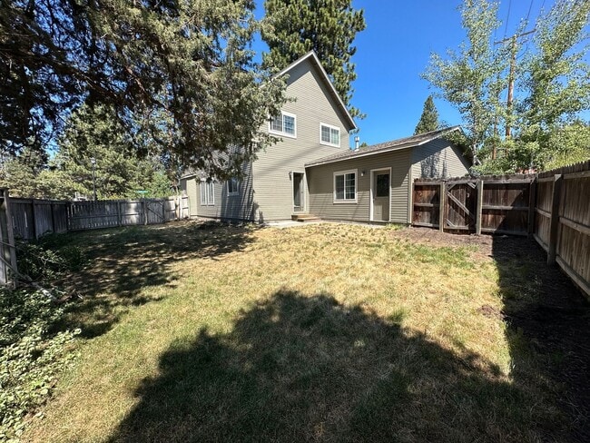 Building Photo - Bring the DOG! 3 Bdrm located in Westside Pines, All Appliances, Newer Paint In & Out, Double Gar...