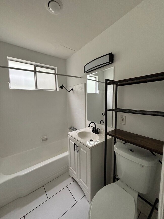 Building Photo - One-Bedroom Torrance Apartment with Stainl...