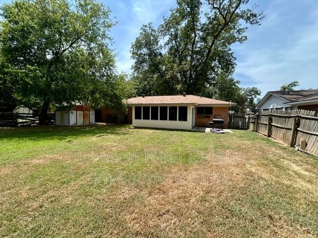 Building Photo - 3235 Caroline Dr