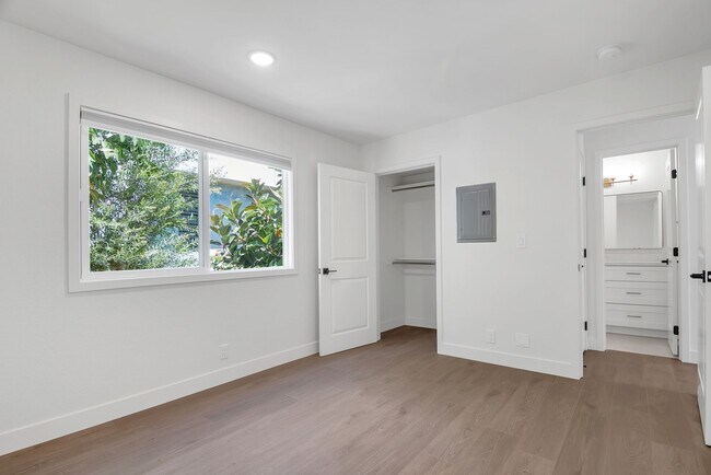 Building Photo - Silver Lantern St. Apts.