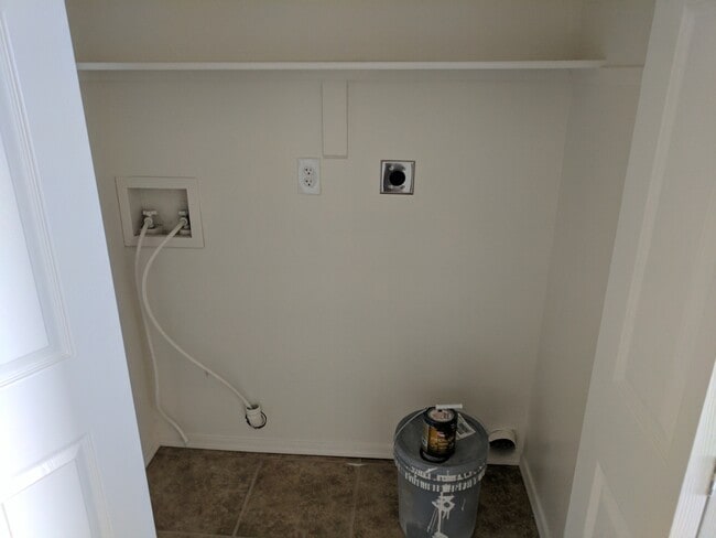 Building Photo - 2 Bedrooms and 2 Bath Rental