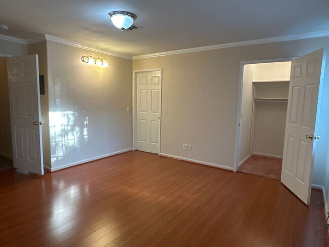 Building Photo - 7549 3/4 Garvalia Ave.