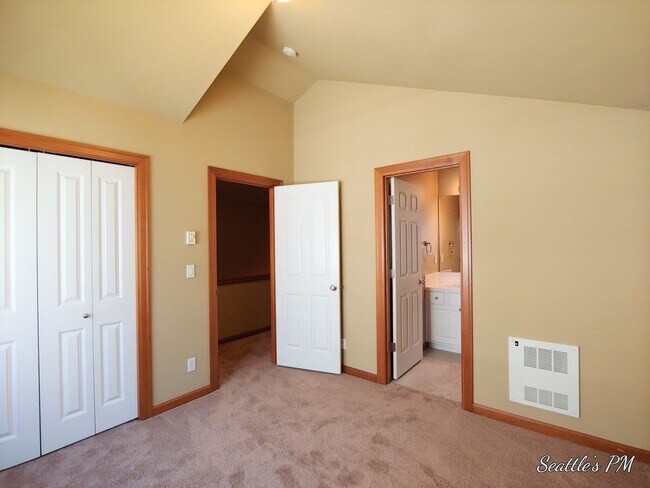 Building Photo - Gorgeous North Seattle Townhome