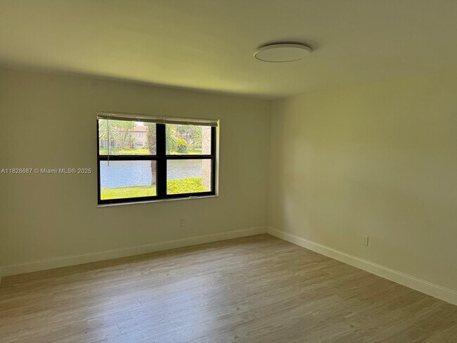 Building Photo - 9293 Vista Del Lago