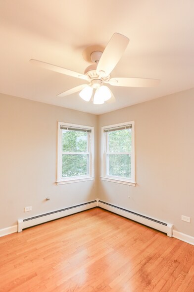 Building Photo - 8614 W Berwyn Ave