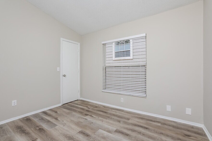Building Photo - 1632 Chatham Cir