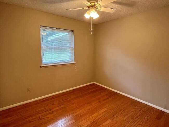 Building Photo - Cute 3 bed 1.5 Bath in Midwest City
