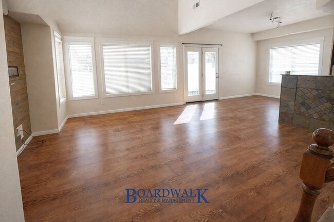 Building Photo - Quiet Riverton 3 Bed Home – Garage & Yard