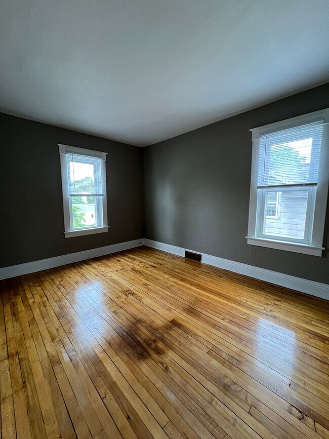 Building Photo - 4 Bedroom 2 Bath House Available in Wausau NOW!