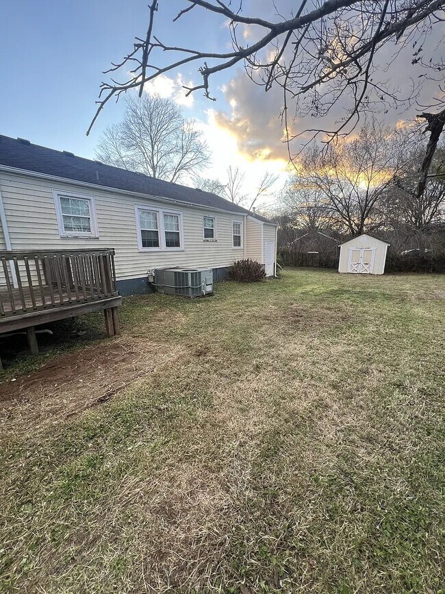 Building Photo - 204 Greenview Dr