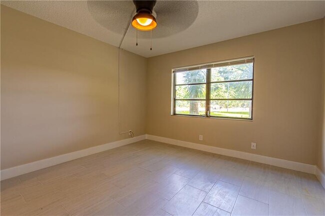 Building Photo - 3125 Oakland Shores Dr