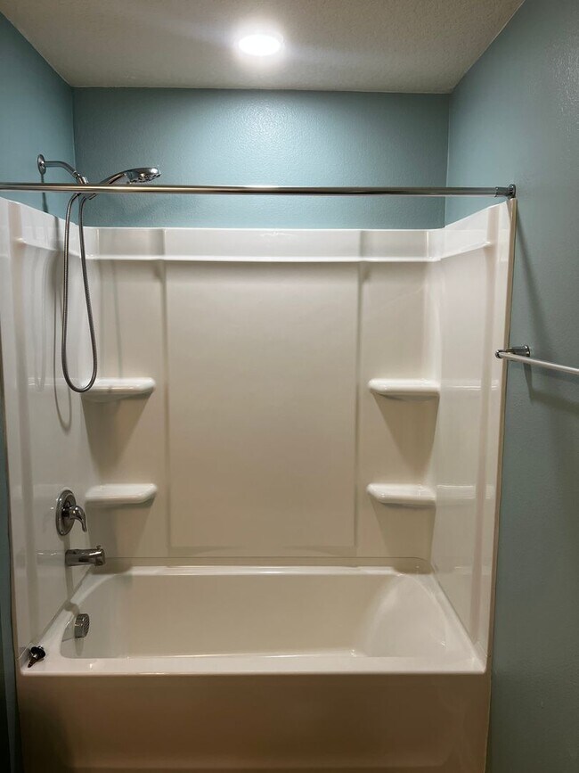 Building Photo - 4/2 centrally located!!