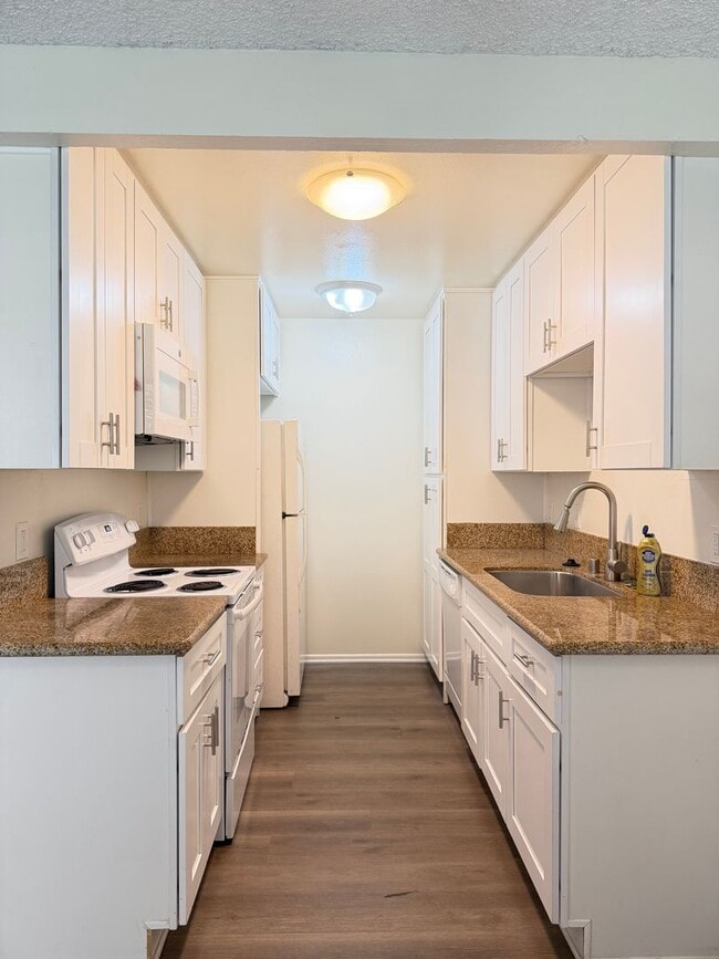 Building Photo - *Spacious 1 Bedroom in La Jolla!*
