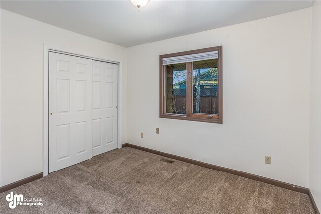 Building Photo - 876 N Wesglenn Cir