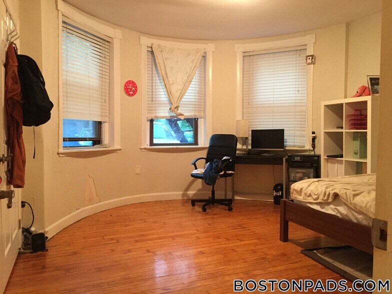 Building Photo - 1728 Beacon St