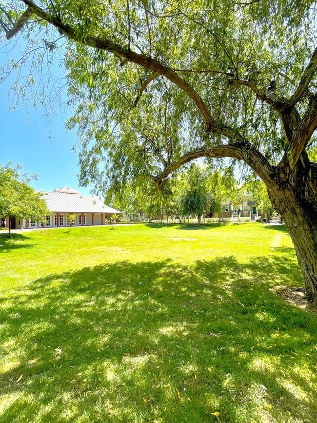 Building Photo - Stunning 3 Bedroom 2.5 Bath Town Home in p...