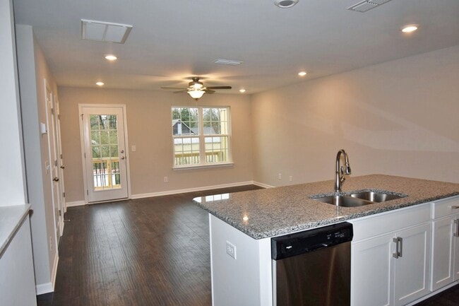 Building Photo - Gorgeous luxury 2BD/2.5BA M'boro townhome w/garage, washer/dryer, across from MTSU!