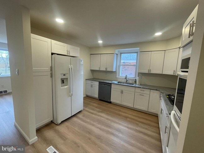 Building Photo - 1230 Napfle Ave