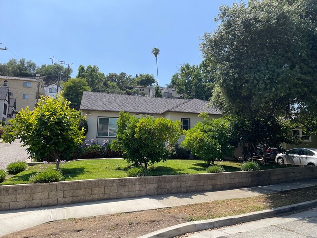 Primary Photo - Charming 3-Bedroom Home with Gardener Serv...