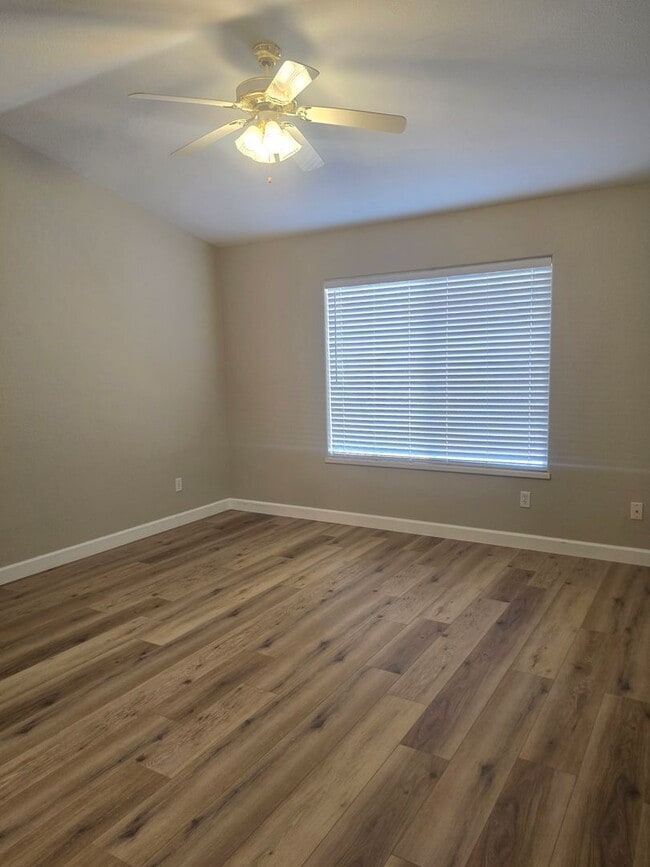 Building Photo - Don't miss this three bed two bath with a view!