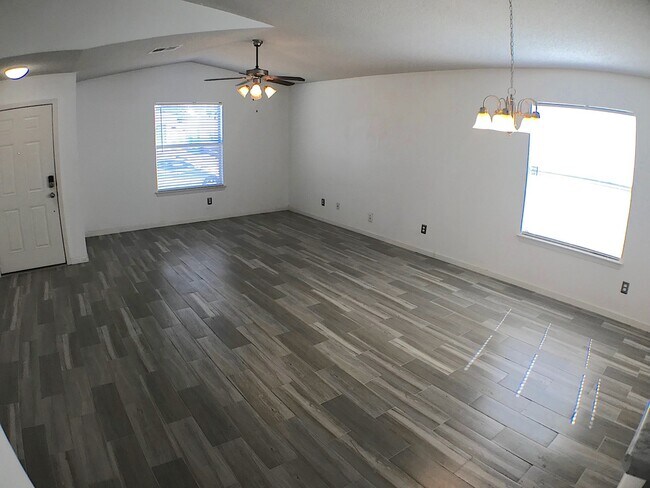 Building Photo - East El Paso 3bed/2bath Refrig A/C
